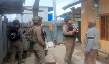 Personel Brimob Ops Damai Cartenz Gelar Patroli dan Sambang Humanis di Kampung Aikai