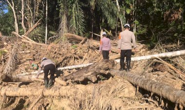 Pulihkan Pasca-Banjir Bandang, Tim SAR Resimen II Pasukan Pelopor Bersihkan Sungai di Agam