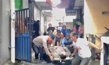 Evakuasi Warga Terdampak Banjir, Brimob Gendong Warga Yang Sakit