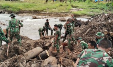 Sinergi TNI–Polri Percepat Pemulihan Sumbar: Bersihkan Pasar hingga Rumah Warga