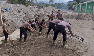 Bersihkan Rumah Allah Pascabanjir, Polri dan Warga Bener Meriah Gotong Royong Siapkan Meunasah Sambut Ramadan