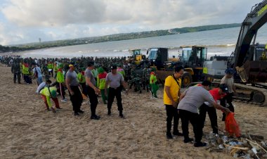 Polda Bali bersama TNI dan Masyarakat Gelar Karya Bakti Pembersihan Pantai Kedonganan dan Kuta