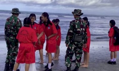 Sehari Usai Instruksi Presiden, TNI Bersama Pelajar Gotong Royong Bersihkan Sampah di Pantai Kuta Bali