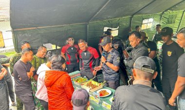 Perkuat Sinergi, Satgas Damai Cartenz dan TNI Rajut Kebersamaan di Puncak Jaya