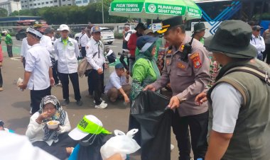 Pelayanan Humanis Polisi di Aksi Guru Madrasah, Bagikan Roti hingga Air Mineral