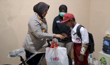 Peduli Sesama, Kapolres Metro Bekasi Serahkan Bantuan Kursi Roda, Sepeda, perlengkapan sekolah dan Sembako di Sriamur