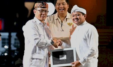 Sekjen Sugiono Resmi Berikan KTA untuk Bupati Sumedang Dony Ahmad yang Gabung Gerindra