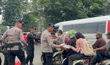 Brimob Polda Metro Jaya Berbagi Takjil, Pengguna Jalan di Ciputat Sambut Hangat