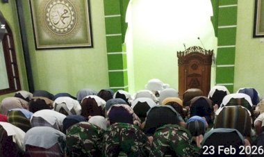 Personel TMMD Shalat Tarawih Bersama Warga di Masjid Baitul Rahim