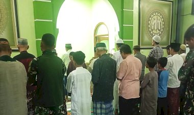 Satgas TMMD Ke-127 Kodim 0508/Depok Shalat Tarawih Bersama Warga Sukamaju