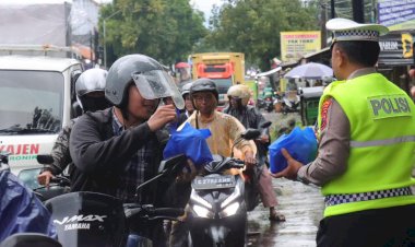 Momen Hangat di Tugu Nol KM: Polres Pekalongan Tebar Takjil Gratis Meski Diguyur Hujan