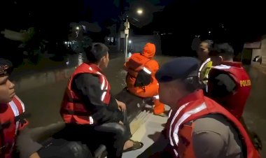 Brimob Metro Jaya Evakuasi Lansia 84 Tahun di Tengah Banjir Pondok Karya
