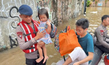 Banjir 2 Meter Rendam Bangka V Jaksel, Brimob Evakuasi Warga