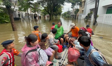 Tim SAR Brimob Metro Jaya Bantu Evakuasi Warga Terdampak Banjir di Tangerang