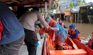Polairud Polda Metro Jaya Evakuasi Warga Terdampak Banjir di Pondok Karya Jaksel