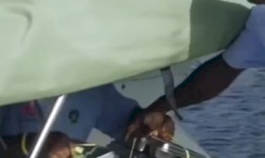 Antusiasme Anak-Anak Papua Sambut Kapal Pengantar MBG di Pesisir Danau Sentani