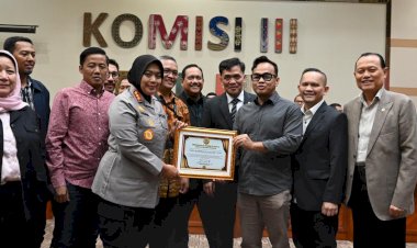 Komisi III DPR RI Beri Penghargaan ke Kapolres Metro Bekasi atas keberhasilan mengawal konflik antara Warga dengan Pengembang secara damai