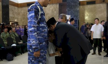 Momen Haru Prabowo Peluk dan Cium Putra Prajurit TNI yang Gugur di Lebanon