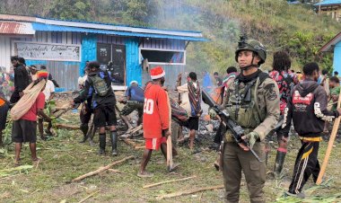 Satgas Ops Damai Cartenz Hadir di Tengah Tradisi Bakar Batu di Sugapa, Bangun Kebersamaan dengan Warga
