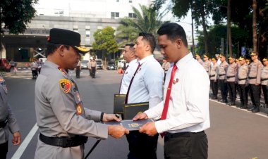 Kapolda Metro Jaya Serahkan Pin Emas Kapolri kepada Personel Ditresnarkoba PMJ Pengungkap Sabu 516 Kg Jaringan Internasional