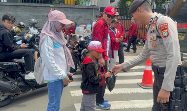 Pelayanan Humanis May Day, Polisi Bagikan Makanan kepada Peserta Aksi