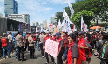 100 Orang Buruh Datangi DPR/MPR dalam Rangka Mayday, Polda Metro Jaya Menyambut dengan Humanis