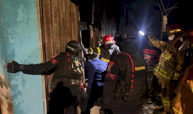 Saat Patroli Malam, Brimob PMJ Turut Evakuasi Kebakaran Bengkel di Bekasi