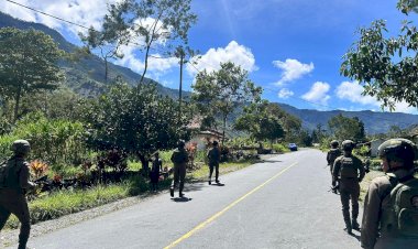 Satgas Damai Cartenz Hadir di Tengah Warga Muara Puncak Jaya Lewat Patroli Jalan Kaki