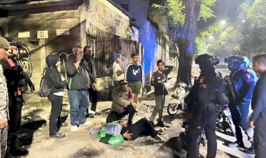 Patroli Brimob PMJ dan Perintis Evakuasi Driver Ojol Kelelahan Saat Patroli Dini Hari di Jaktim