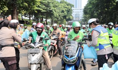 Wujudkan Kemitraan Humanis, Polda Metro Jaya Salurkan 350 Paket Sembako untuk Pengemudi Ojol di Jumat Peduli