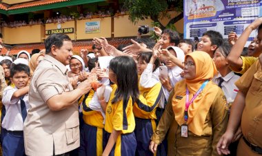 Guru SMPN 111 Jakarta Bahagia Dikunjungi Prabowo: “Luar Biasa Bangga!”