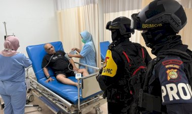 Patroli Brimob Metro Jaya di Jakarta Utara Bantu Warga Sakit ke Rumah Sakit