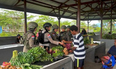 Di Balik Ramainya Pasar Keyabi Nduga, Senyum Mama Papua dan Polwan Damai Cartenz Rajut Rasa Aman dan Nyaman