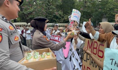 Polwan Negosiator PMJ Hadir Humanis Layani Peserta Aksi di Silang Monas Selatan