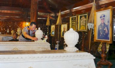 Usai Soekarno dan Gus Dur, Kapolri Ziarah-Tabur Bunga ke Makam Soeharto