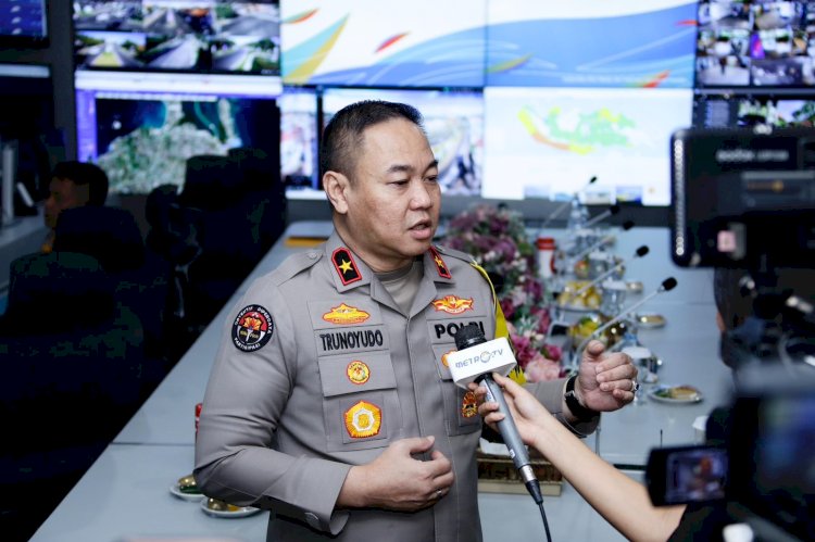 Korlantas Polri Urai Kepadatan di Ruas Tol Jakarta-Cikampek Dengan Melakukan  Contraflow