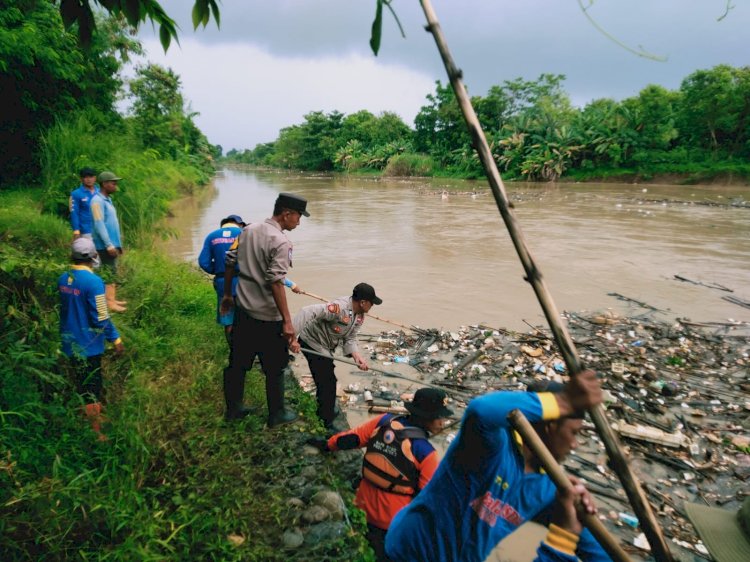 Polisi Bersama Petugas Gabungan Bersihkan Tumpukan Sampah di Sungai Jembatan Glotak Sragi