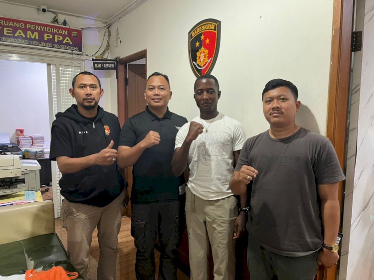 WNA Asal Afrika Apresiasi Profesionalitas Polsek Tambora Berhasil Menemukan  Barang Miliknya di KRL