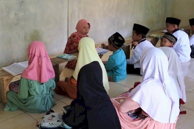 Sisihkan Sebagian Gajinya, Bripka Ahmad Hamam Bantu Guru Ngaji, Tunanetra, Lansia dan Anak Yatim