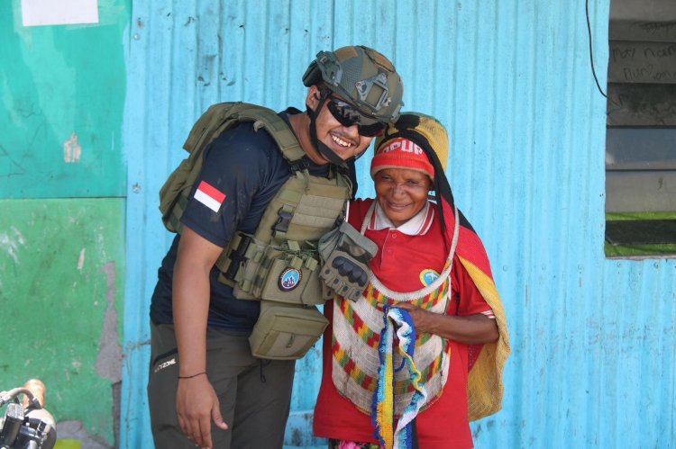 Personel Ops Damai Cartenz Pendekatan Dengan Mama-mama Papua