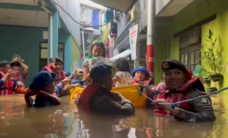Polda Metro Jaya Bantu Evakuasi Warga Terdampak Banjir di Jatinegara