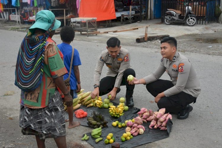 Personel Satgas Humas Damai Cartenz 2025 Dukung Pedagang Lokal di Timika Melalui Pendekatan Humanis