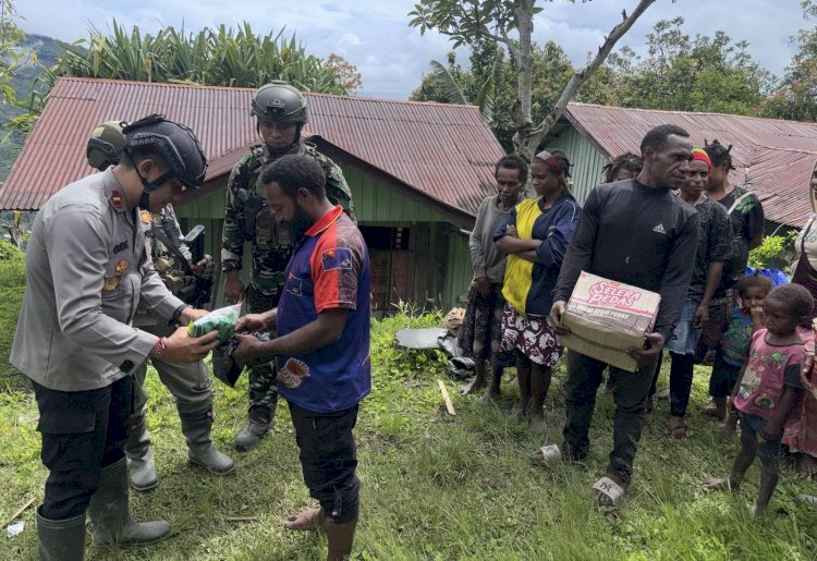 Satgas Ops Damai Cartenz-2025 Salurkan Bantuan Sembako Untuk Warga Kiwirok  Bentuk Perhatian dan Kepedulian Terhadap Warga, Satgas Ops Damai Cartenz-2025 Salurkan Bantuan Sembako