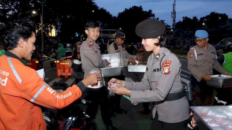 Polres Metro Jakarta Pusat Buka Dapur Lapangan dan Bagikan Takjil di Sekitar Monas