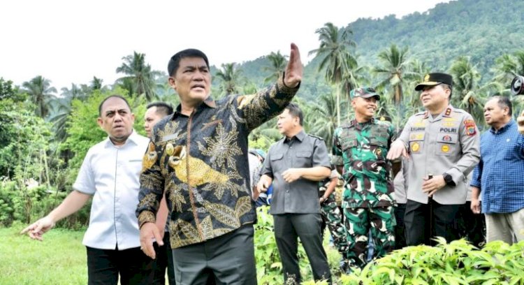 Gubernur Sulawesi Utara Mayjen (purn) Yulius Selvanus, SE,  tinjau areal Universitas Islam di Bolaang Mongondow