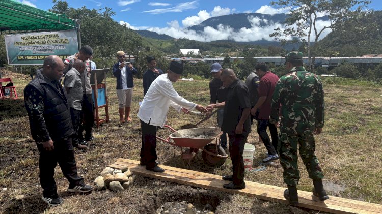 Satgas Operasi Damai Cartenz-2025 Hadiri Peletakan Batu Pertama Pembangunan Masjid