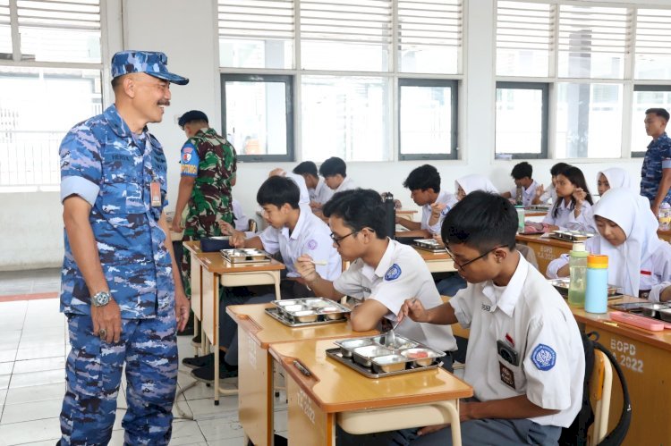 SPPG Lanud Husein Sastranegara Distribusikan 3.000 Paket Makanan Bergizi Kepada Siswa