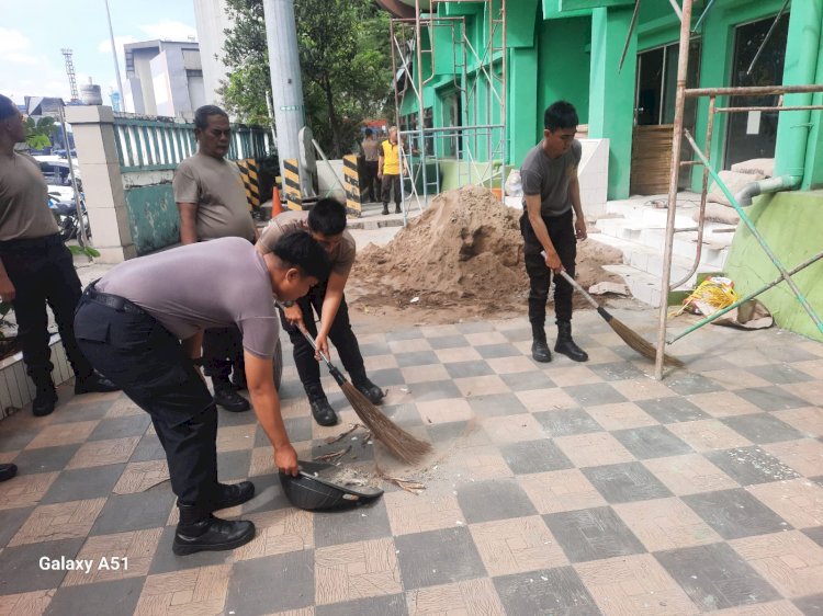 Polres Pelabuhan Tanjung Priok Gelar Aksi Bersih-bersih Masjid dan Sampaikan Tips Mudik Aman Keluarga Nyaman