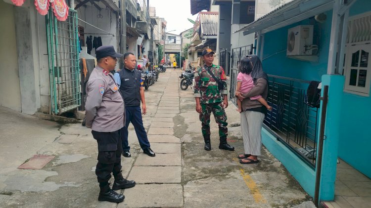Bhabinkamtibmas Makasar Patroli dan Sambangi Warga Antisipasi Kejahatan Selama Mudik