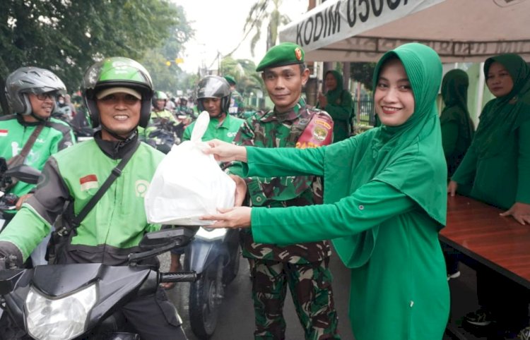 Ibu-ibu Persit Kartika Chandra Kirana Cabang XXII Kodim 0508/Depok Bagikan Takjil Kepada Warga Masyarakat